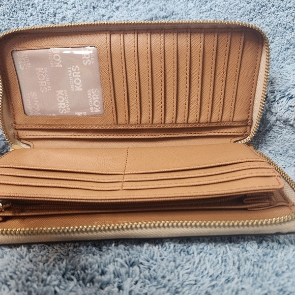 Michael Kors Women's Authentic Wallet Purse - Picture 2 of 5